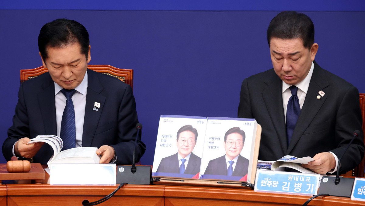 ▲정청래 더불어민주당 대표와 김병기 원내대표 5일 오전 서울 여의도 국회에서 열린 제21대 대통령 선거 백서 발간 시연회에서 백서를 살펴보고 있다. (사진=뉴시스)