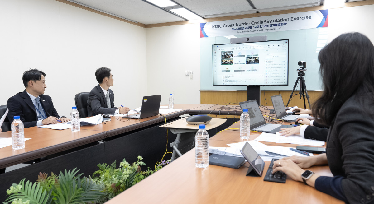 ▲예금보험공사 관계자들이 4일 본사 상황실에서 국가 간 금융위기 대응 모의훈련에 참여하며 모니터를 주시하고 있다. (사진제공=예금보험공사)