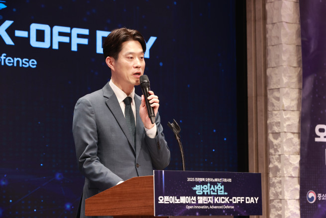 ▲노용석 중소벤처기업부 차관이 지난달 31일 서울 영등포구 루나미엘레에서 열린 ‘방위산업 오픈이노베이션 챌린지 KICK-OFF DAY’에서 인사말을 하고 있다. (사진제공=중소벤처기업부)