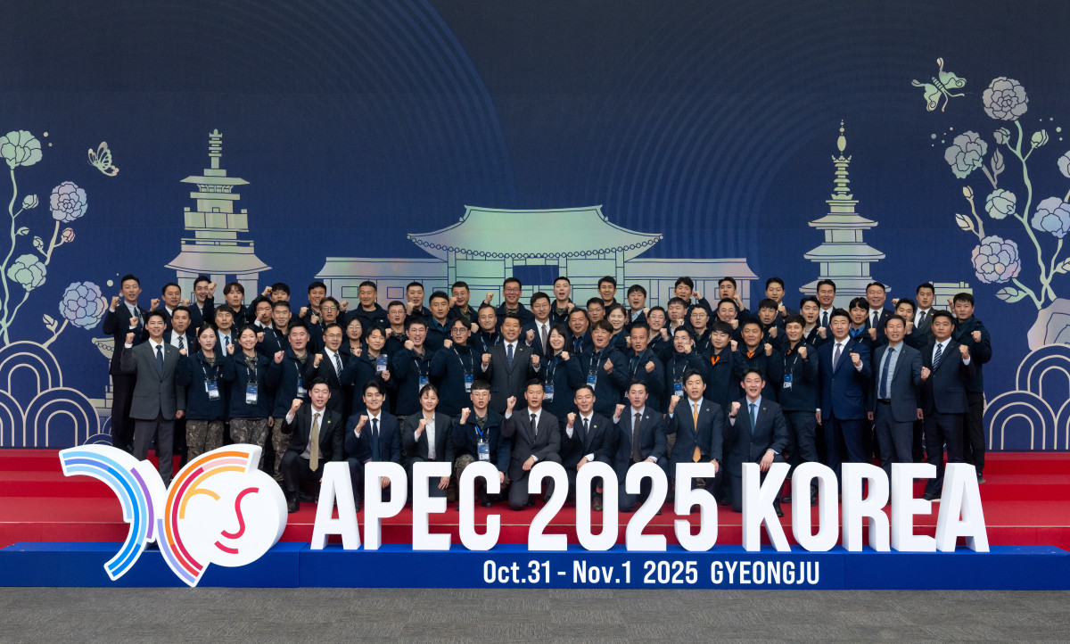 ▲2025년 APEC 정상회의의 경호·안전을 총괄한 경호안전통제단이 모든 임무를 성공적으로 수행하고 해단했다. 지난 11월 2일 경주화백컨벤션센터(HICO) 내 APEC 정상 기념촬영장에서 경호안전통제단 종합상황실 소속 근무 인원들이 기념촬영을 하고 있다. (사진=대통령경호처 제공)