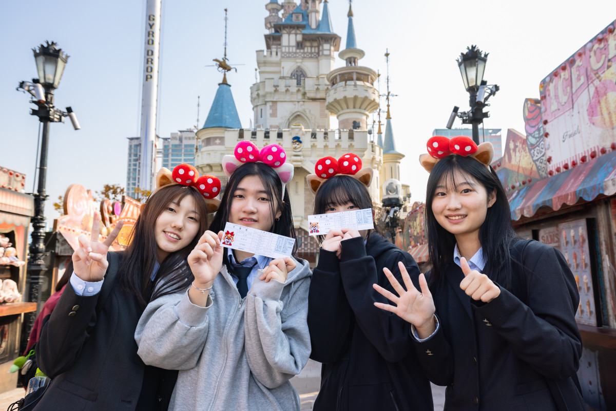 ▲롯데월드가 수능 당일인 13일부터 30일까지 롯데월드 전국 4개 사업장(어드벤처, 어드벤처 부산, 아쿠아리움, 서울스카이)에서 진행한다. 이번 혜택을 받기 위해서는 현장 매표소에서 2026학년도 대학수학능력시험 수험표 및 신분증 등 본인 확인이 가능한 증빙을 제시하면 된다. (사진제공=롯데월드)