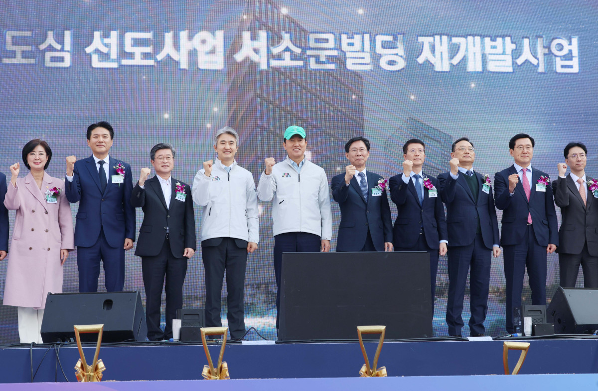 ▲오세훈 서울시장, 오세철 삼성물산 대표이사, 홍원학 삼성생명 대표이사 등이 5일 서울 중구 순화동 7번지에서 열린 ‘녹지생태도심 선도사업 서소문빌딩 재개발사업 착공식’에서 기념촬영을 하고있다. 서울시는 이번 재개발 사업으로 노후화된 서소문 업무지구를 녹지·문화·업무를 결합한 복합지구(총 154만㎡)로 탈바꿈할 계획으로 서소문빌딩은 지하 8층~지상 38층, 연면적 24만9179㎡ 규모로 조성되며, 오는 2030년 6월 준공이 목표다. 신태현 기자 holjjak@