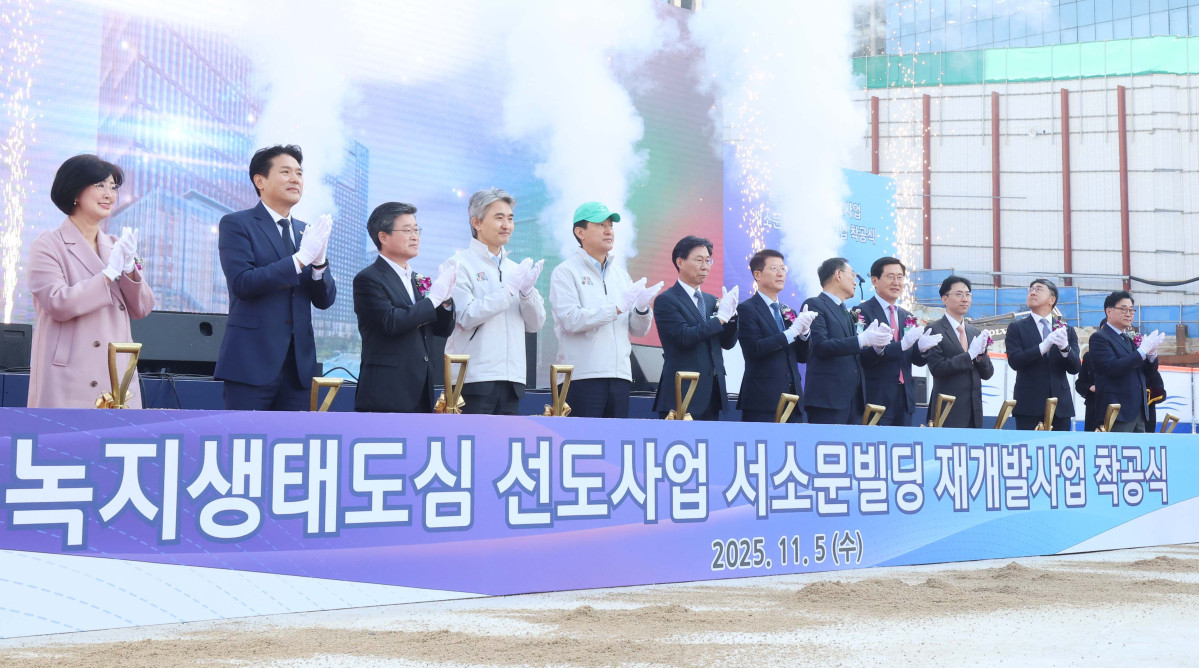 ▲오세훈 서울시장, 오세철 삼성물산 대표이사, 홍원학 삼성생명 대표이사 등이 5일 서울 중구 순화동 7번지에서 열린 ‘녹지생태도심 선도사업 서소문빌딩 재개발사업 착공식’에서 기념촬영을 하고있다. 서울시는 이번 재개발 사업으로 노후화된 서소문 업무지구를 녹지·문화·업무를 결합한 복합지구(총 154만㎡)로 탈바꿈할 계획으로 서소문빌딩은 지하 8층~지상 38층, 연면적 24만9179㎡ 규모로 조성되며, 오는 2030년 6월 준공이 목표다. 신태현 기자 holjjak@