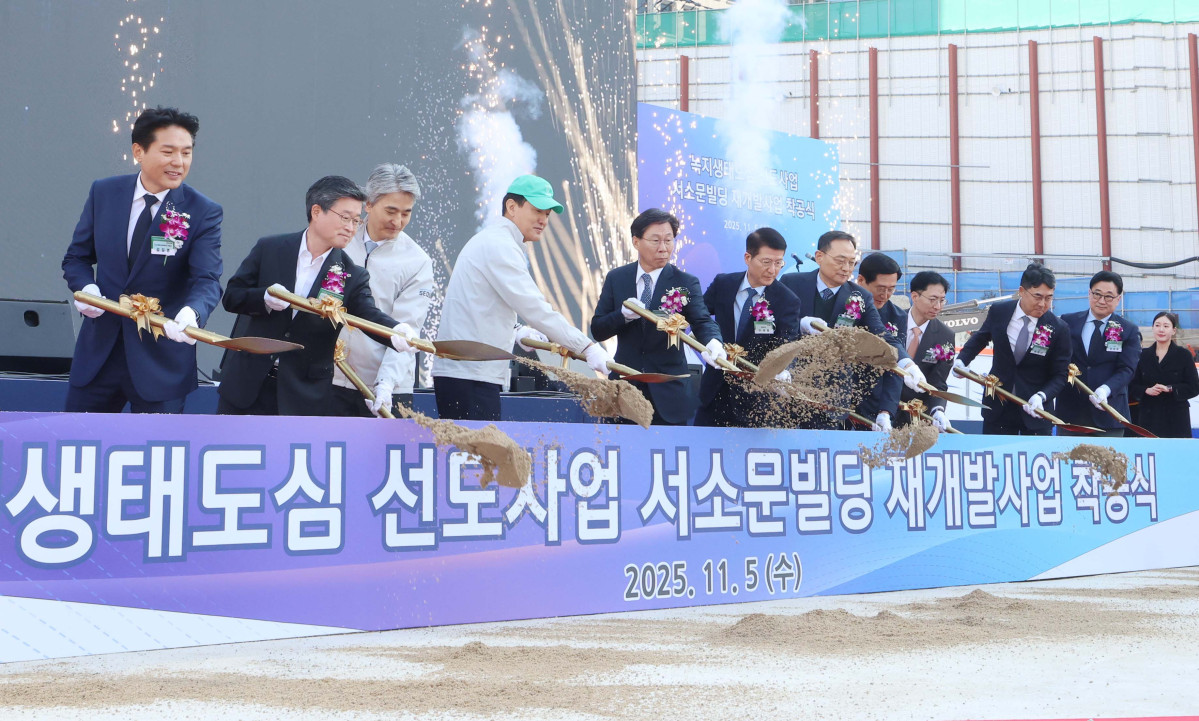 ▲오세훈 서울시장, 오세철 삼성물산 대표이사, 홍원학 삼성생명 대표이사 등이 5일 서울 중구 순화동 7번지에서 열린 ‘녹지생태도심 선도사업 서소문빌딩 재개발사업 착공식’에서 시삽 세리머니를 하고있다. 서울시는 이번 재개발 사업으로 노후화된 서소문 업무지구를 녹지·문화·업무를 결합한 복합지구(총 154만㎡)로 탈바꿈할 계획으로 서소문빌딩은 지하 8층~지상 38층, 연면적 24만9179㎡ 규모로 조성되며, 오는 2030년 6월 준공이 목표다. 신태현 기자 holjjak@