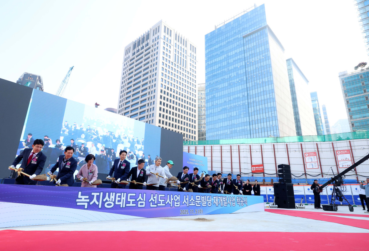 ▲오세훈 서울시장, 오세철 삼성물산 대표이사, 홍원학 삼성생명 대표이사 등이 5일 서울 중구 순화동 7번지에서 열린 ‘녹지생태도심 선도사업 서소문빌딩 재개발사업 착공식’에서 시삽 세리머니를 하고있다. 서울시는 이번 재개발 사업으로 노후화된 서소문 업무지구를 녹지·문화·업무를 결합한 복합지구(총 154만㎡)로 탈바꿈할 계획으로 서소문빌딩은 지하 8층~지상 38층, 연면적 24만9179㎡ 규모로 조성되며, 오는 2030년 6월 준공이 목표다. 신태현 기자 holjjak@