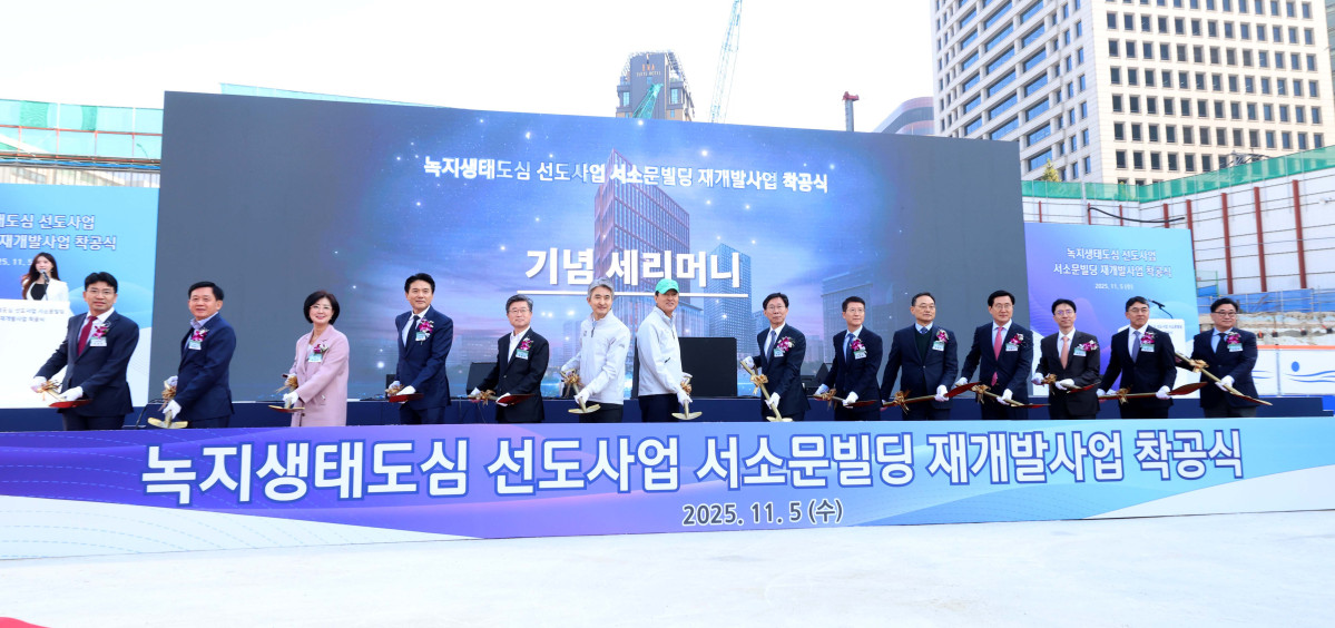 ▲오세훈 서울시장, 오세철 삼성물산 대표이사, 홍원학 삼성생명 대표이사 등이 5일 서울 중구 순화동 7번지에서 열린 ‘녹지생태도심 선도사업 서소문빌딩 재개발사업 착공식’에서 기념촬영을 하고있다. 서울시는 이번 재개발 사업으로 노후화된 서소문 업무지구를 녹지·문화·업무를 결합한 복합지구(총 154만㎡)로 탈바꿈할 계획으로 서소문빌딩은 지하 8층~지상 38층, 연면적 24만9179㎡ 규모로 조성되며, 오는 2030년 6월 준공이 목표다. 신태현 기자 holjjak@