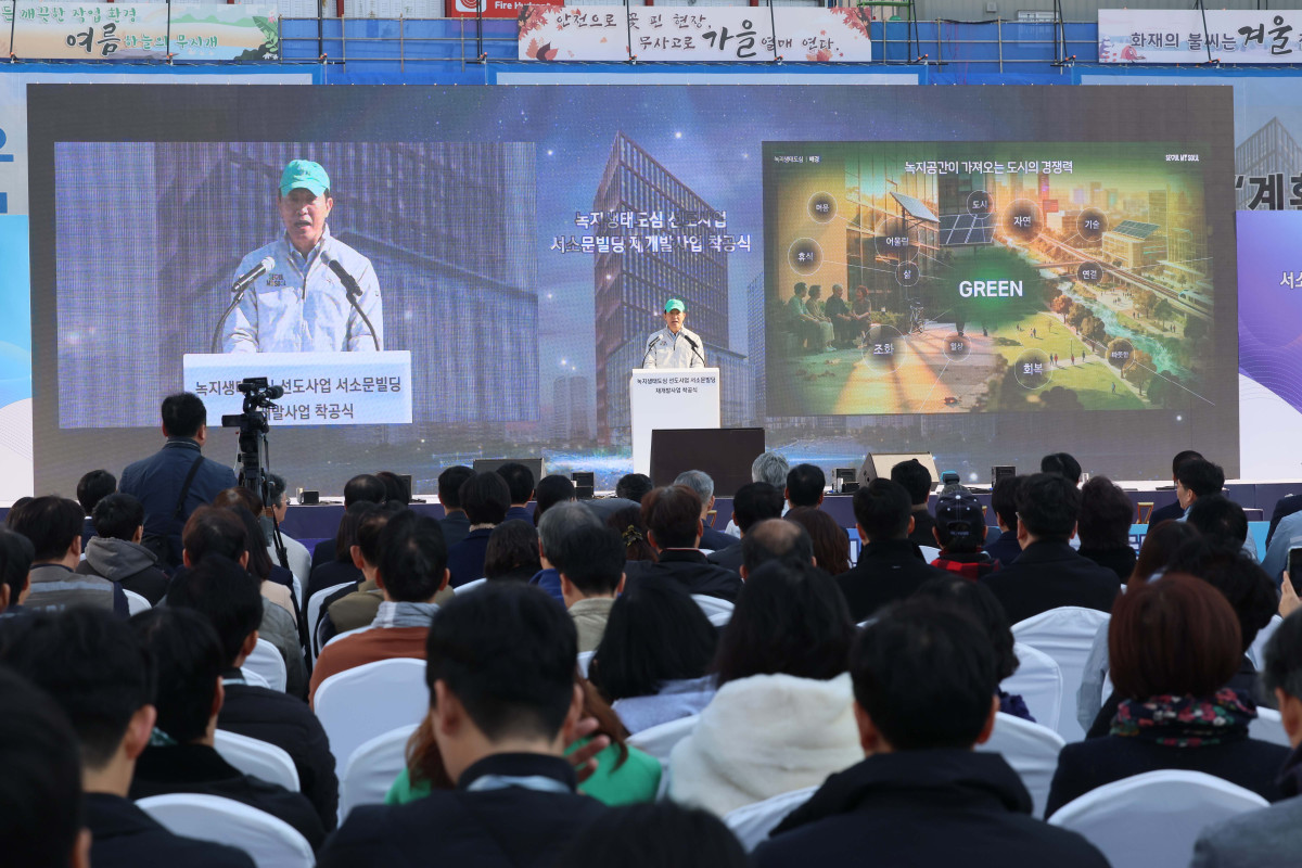 ▲오세훈 서울시장이 5일 서울 중구 순화동 7번지에서 열린 ‘녹지생태도심 선도사업 서소문빌딩 재개발사업 착공식’에서 기념사를 하고 있다. 서울시는 이번 재개발 사업으로 노후화된 서소문 업무지구를 녹지·문화·업무를 결합한 복합지구(총 154만㎡)로 탈바꿈할 계획으로 서소문빌딩은 지하 8층~지상 38층, 연면적 24만9179㎡ 규모로 조성되며, 오는 2030년 6월 준공이 목표다. 신태현 기자 holjjak@