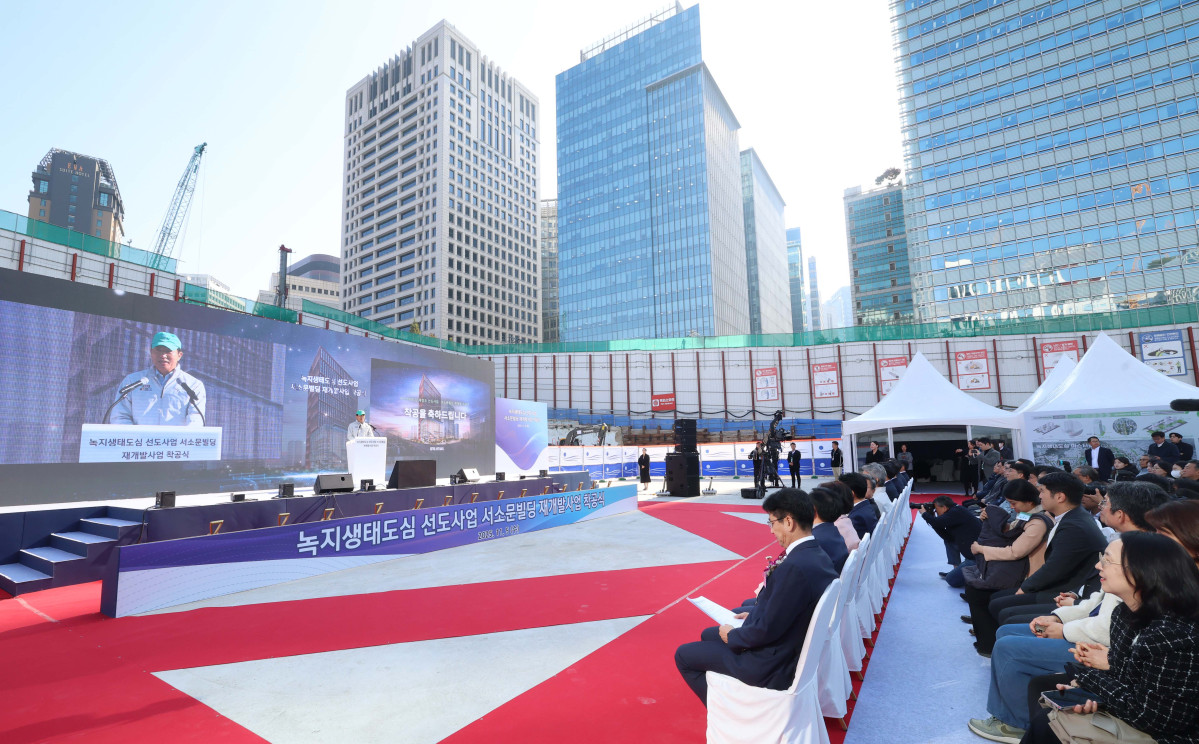 ▲오세훈 서울시장이 5일 서울 중구 순화동 7번지에서 열린 ‘녹지생태도심 선도사업 서소문빌딩 재개발사업 착공식’에서 기념사를 하고 있다. 서울시는 이번 재개발 사업으로 노후화된 서소문 업무지구를 녹지·문화·업무를 결합한 복합지구(총 154만㎡)로 탈바꿈할 계획으로 서소문빌딩은 지하 8층~지상 38층, 연면적 24만9179㎡ 규모로 조성되며, 오는 2030년 6월 준공이 목표다. 신태현 기자 holjjak@