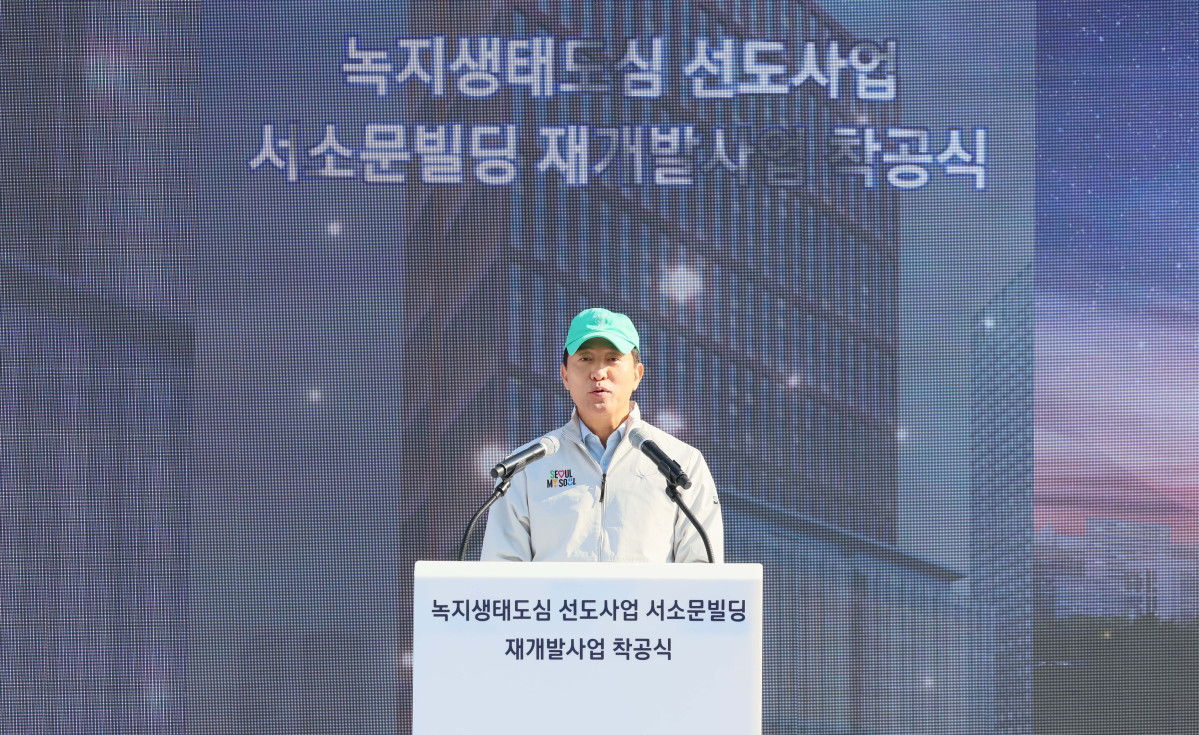 ▲오세훈 서울시장이 5일 서울 중구 순화동 7번지에서 열린 ‘녹지생태도심 선도사업 서소문빌딩 재개발사업 착공식’에서 기념사를 하고 있다. 서울시는 이번 재개발 사업으로 노후화된 서소문 업무지구를 녹지·문화·업무를 결합한 복합지구(총 154만㎡)로 탈바꿈할 계획으로 서소문빌딩은 지하 8층~지상 38층, 연면적 24만9179㎡ 규모로 조성되며, 오는 2030년 6월 준공이 목표다. 신태현 기자 holjjak@