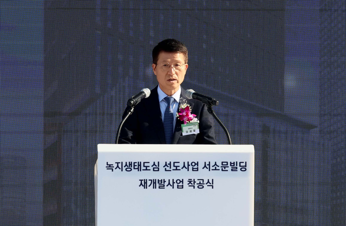 ▲오세철 삼성물산 대표이사가 5일 서울 중구 순화동 7번지에서 열린 ‘녹지생태도심 선도사업 서소문빌딩 재개발사업 착공식’에서 환영사를 하고 있다. 서울시는 이번 재개발 사업으로 노후화된 서소문 업무지구를 녹지·문화·업무를 결합한 복합지구(총 154만㎡)로 탈바꿈할 계획으로 서소문빌딩은 지하 8층~지상 38층, 연면적 24만9179㎡ 규모로 조성되며, 오는 2030년 6월 준공이 목표다. 신태현 기자 holjjak@