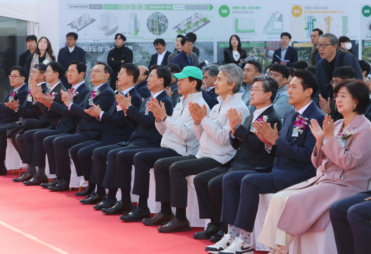 ▲오세훈 서울시장, 오세철 삼성물산 대표이사, 홍원학 삼성생명 대표이사 등이 5일 서울 중구 순화동 7번지에서 열린 ‘녹지생태도심 선도사업 서소문빌딩 재개발사업 착공식’에서 박수를 치고있다. 서울시는 이번 재개발 사업으로 노후화된 서소문 업무지구를 녹지·문화·업무를 결합한 복합지구(총 154만㎡)로 탈바꿈할 계획으로 서소문빌딩은 지하 8층~지상 38층, 연면적 24만9179㎡ 규모로 조성되며, 오는 2030년 6월 준공이 목표다. 신태현 기자 holjjak@