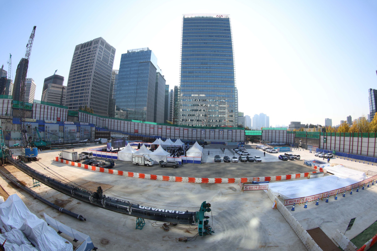 ▲5일 서울 중구 순화동 7번지에서 ‘녹지생태도심 선도사업 서소문빌딩 재개발사업 착공식’이 오세훈 서울시장, 오세철 삼성물산 대표이사, 홍원학 삼성생명 대표이사 등이 참석한 가운데 열렸다. 서울시는 이번 재개발 사업으로 노후화된 서소문 업무지구를 녹지·문화·업무를 결합한 복합지구(총 154만㎡)로 탈바꿈할 계획으로 서소문빌딩은 지하 8층~지상 38층, 연면적 24만9179㎡ 규모로 조성되며, 오는 2030년 6월 준공이 목표다. 사진은 이날 현장 모습. 신태현 기자 holjjak@