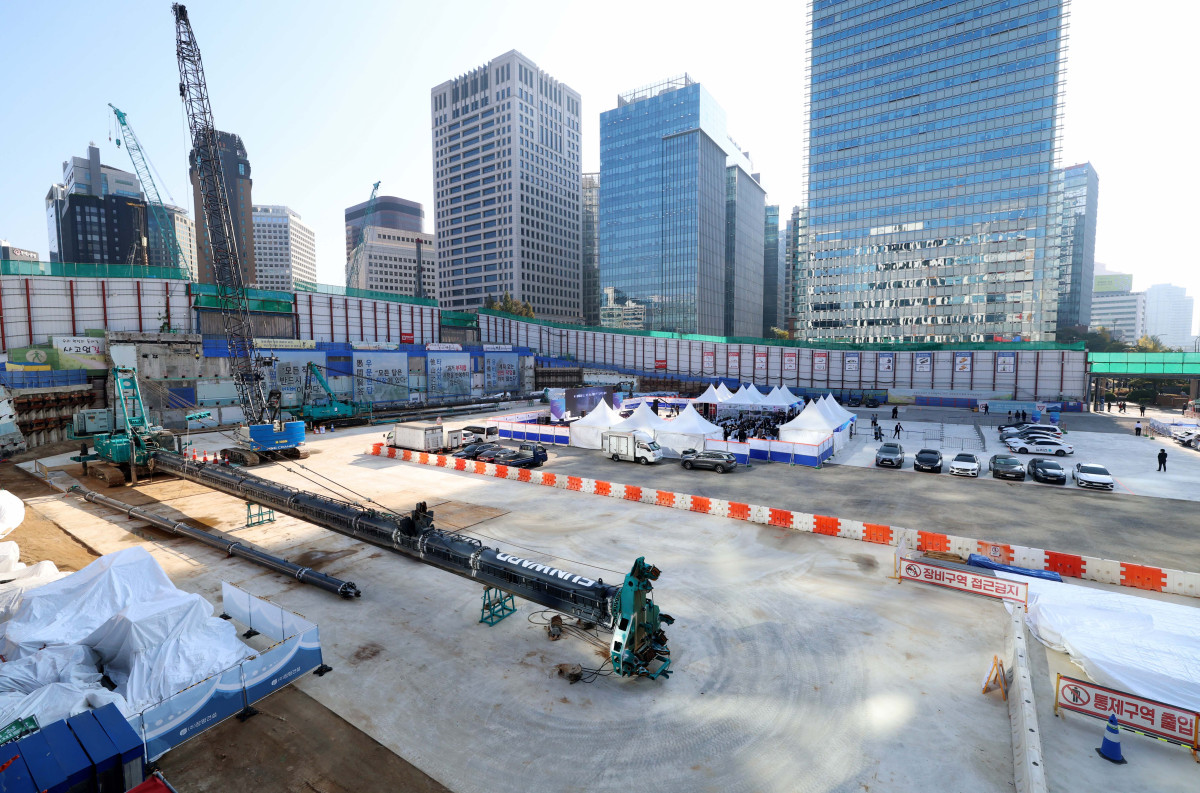 ▲5일 서울 중구 순화동 7번지에서 ‘녹지생태도심 선도사업 서소문빌딩 재개발사업 착공식’이 오세훈 서울시장, 오세철 삼성물산 대표이사, 홍원학 삼성생명 대표이사 등이 참석한 가운데 열렸다. 서울시는 이번 재개발 사업으로 노후화된 서소문 업무지구를 녹지·문화·업무를 결합한 복합지구(총 154만㎡)로 탈바꿈할 계획으로 서소문빌딩은 지하 8층~지상 38층, 연면적 24만9179㎡ 규모로 조성되며, 오는 2030년 6월 준공이 목표다. 사진은 이날 현장 모습. 신태현 기자 holjjak@