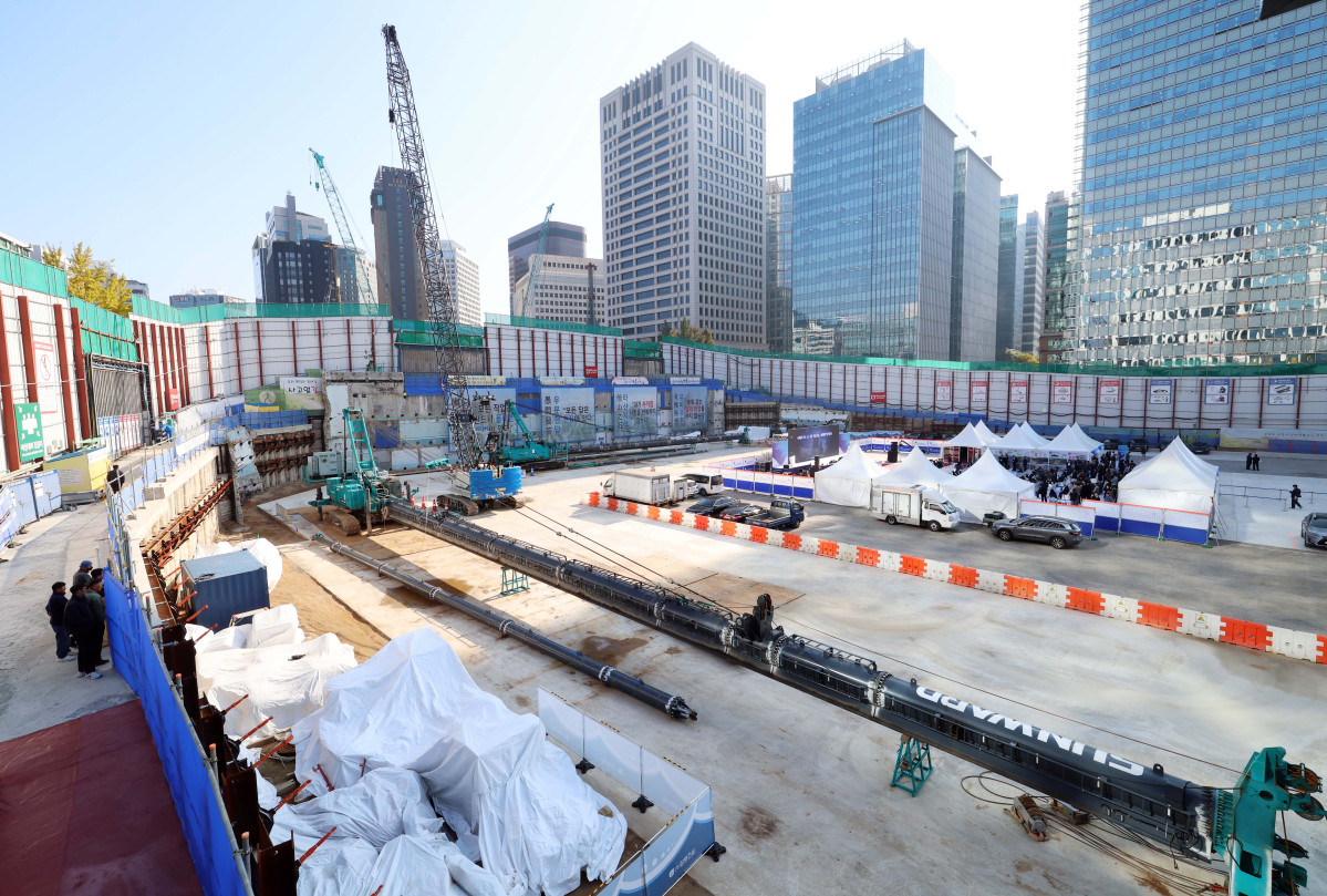 ▲5일 서울 중구 순화동 7번지에서 ‘녹지생태도심 선도사업 서소문빌딩 재개발사업 착공식’이 오세훈 서울시장, 오세철 삼성물산 대표이사, 홍원학 삼성생명 대표이사 등이 참석한 가운데 열렸다. 서울시는 이번 재개발 사업으로 노후화된 서소문 업무지구를 녹지·문화·업무를 결합한 복합지구(총 154만㎡)로 탈바꿈할 계획으로 서소문빌딩은 지하 8층~지상 38층, 연면적 24만9179㎡ 규모로 조성되며, 오는 2030년 6월 준공이 목표다. 사진은 이날 현장 모습. 신태현 기자 holjjak@