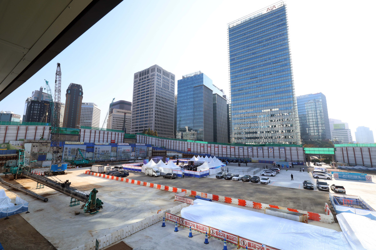 ▲5일 서울 중구 순화동 7번지에서 ‘녹지생태도심 선도사업 서소문빌딩 재개발사업 착공식’이 오세훈 서울시장, 오세철 삼성물산 대표이사, 홍원학 삼성생명 대표이사 등이 참석한 가운데 열렸다. 서울시는 이번 재개발 사업으로 노후화된 서소문 업무지구를 녹지·문화·업무를 결합한 복합지구(총 154만㎡)로 탈바꿈할 계획으로 서소문빌딩은 지하 8층~지상 38층, 연면적 24만9179㎡ 규모로 조성되며, 오는 2030년 6월 준공이 목표다. 사진은 이날 현장 모습. 신태현 기자 holjjak@