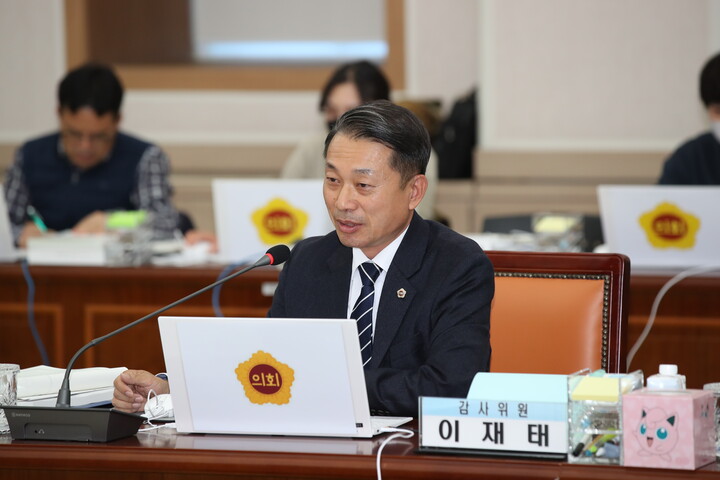 ▲이재태 의원이 3일 전라남도교육청 행정사무감사에서 도교육청이 관리 감독하고 있는 담임교사 일선교사의 기간제 교원 비중이 급격히 확대되고 있다고 지적했다.

 (사진제공=전남도의회)