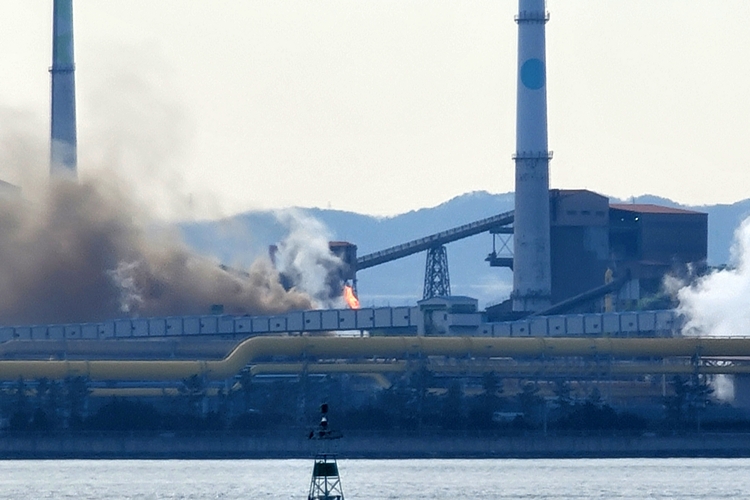 ▲지난 2월 25일 오전 9시 45분께 경북 포항시 남구 포스코 포항제철소 2코크스공장에서 불꽃과 함께 검은 연기가 나고 있다. (연합뉴스)