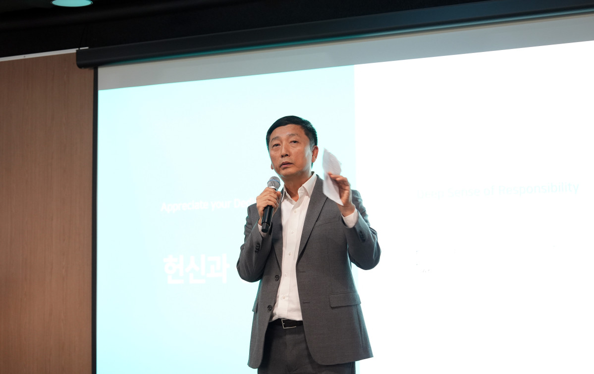 ▲이용욱 SK온 CEO가 5일 서울 종로구 SK온 관훈캠퍼스에서 열린 CEO 타운홀 미팅에서 인사하고 있다. (sk온)