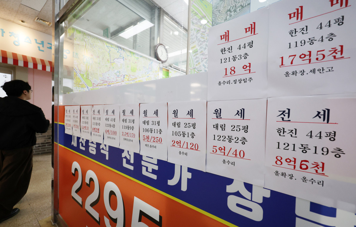 ▲서울 시내의 한 부동산중개업소에 전세, 월세 매물 안내문이 게시돼 있다. (사진제공=뉴시스)