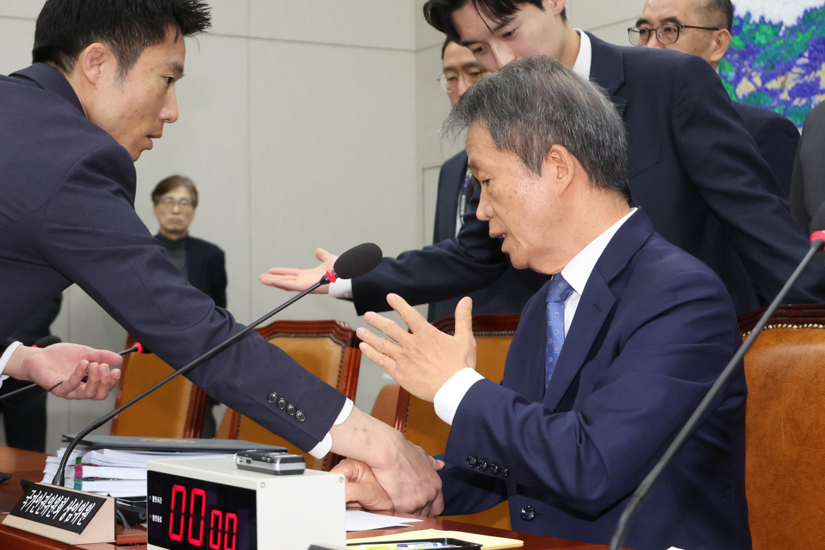 ▲김용원 국가인권위원회 상임위원이 5일 서울 여의도 국회에서 열린 운영위원회의 국가인권위원회에 대한 국정감사에서 증인선서를 거부하고 의사진행을 방해해 퇴장조치 당하고 있다. (연합뉴스)