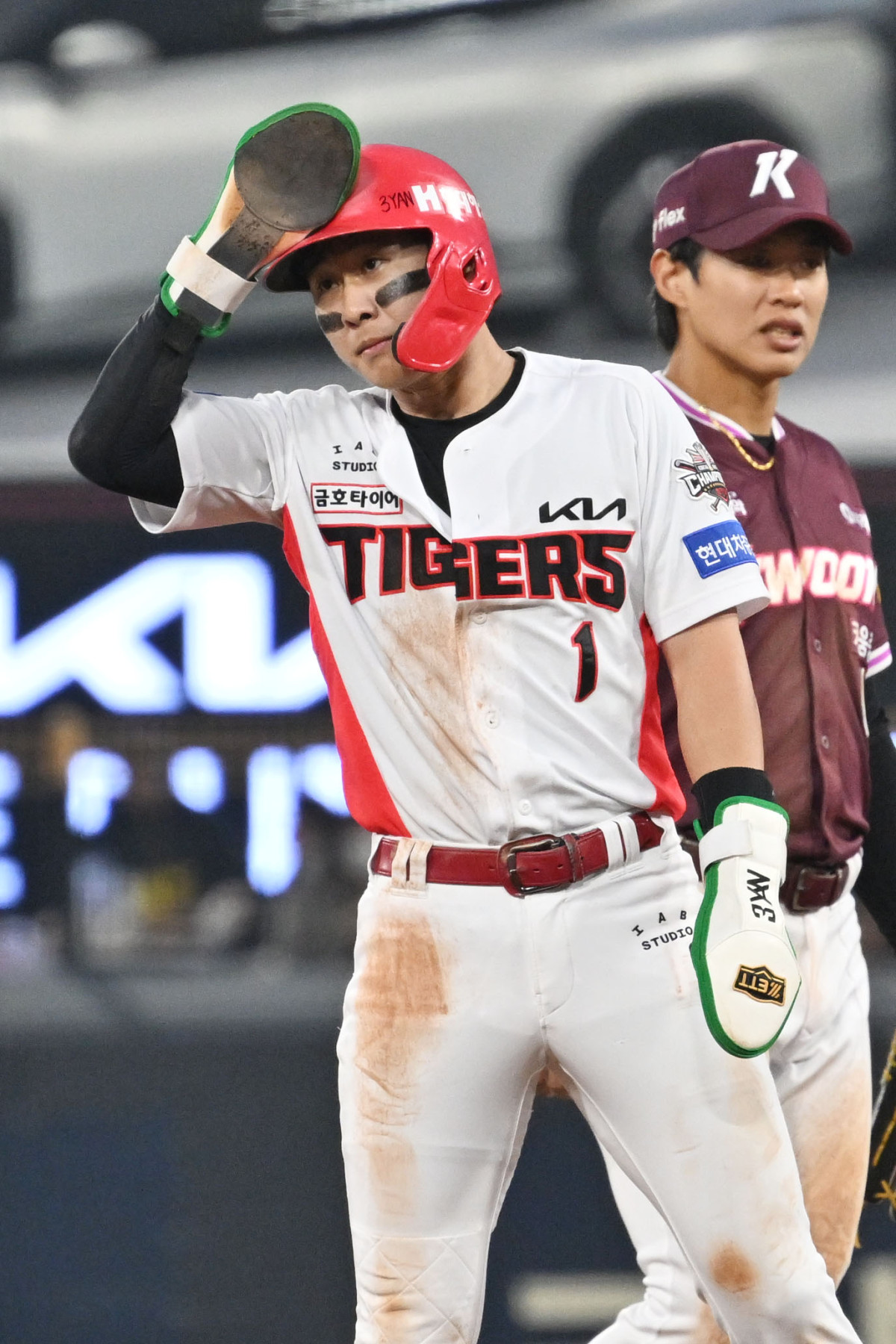 ▲3월 25일 오후 광주 북구 광주-기아챔피언스필드에서 열린 2025 신한 쏠뱅크 KBO 리그 키움히어로즈 대 KIA타이거즈의 경기, 1회 말 무사 상황 KIA 박찬호가 2루에서 관중석을 향해 손을 흔들고 있다. (출처=뉴시스)