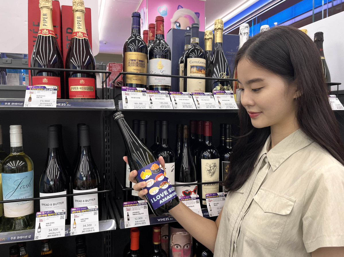 ▲GS리테일 모델이 '아이 러브 스시 사케'를 살펴보고 있다. (사진제공=GS리테일)