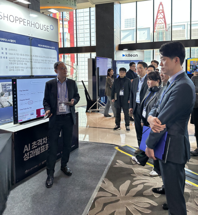 ▲노용석 중소벤처기업부 차관이 5일 서울 영등포구 콘래드 호텔 그랜드볼룸에서 열린 ‘AI 초격차 챌린지 성과발표회’ 부스를 둘러보고 있다. (서이원 기자 @iwonseo96)