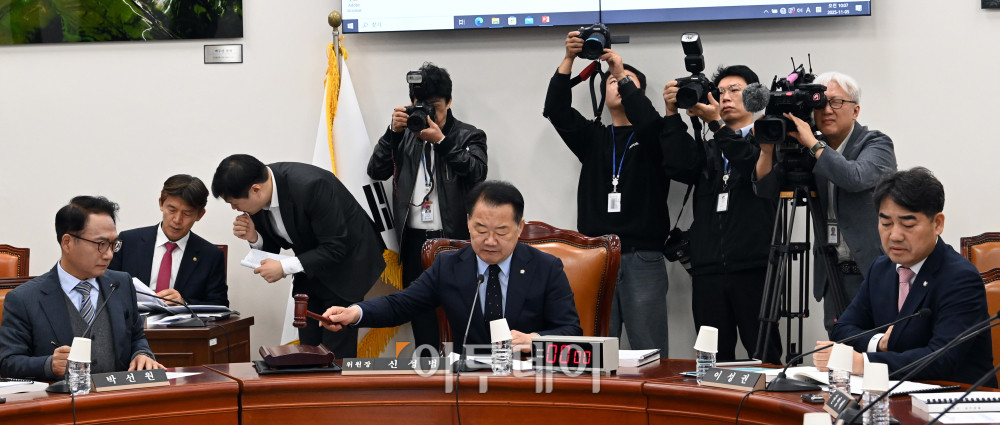 ▲5일 서울 여의도 국회에서 열린 정보위원회 전체회의에서 신성범 위원장이 의사봉을 두드리고 있다. 오른쪽부터 이성권 국민의힘 간사, 신 위원장, 박선원 더불어민주당 간사. 고이란 기자 photoeran@