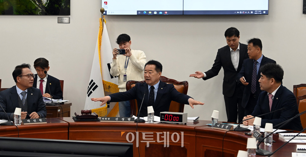 ▲5일 서울 여의도 국회에서 열린 정보위원회 전체회의에 앞서 이성권(오른쪽) 국민의힘 간사와 박선원(왼쪽) 더불어민주당 간사가 전날 열린 국정원 국감 브리핑 내용과 관련해 설전을 벌이자 신성범 위원장이 양간사를 만류하며 회의실 입장을 권하고 있다. 고이란 기자 photoeran@