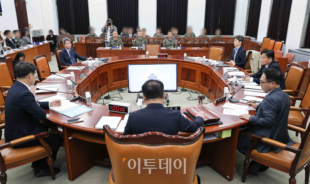 ▲5일 서울 여의도 국회 정보위원회에서 열린 국방정보본부 등에 대한 국정감사에서 신성범 위원장이 의사봉을 두드리고 있다. 고이란 기자 photoeran@