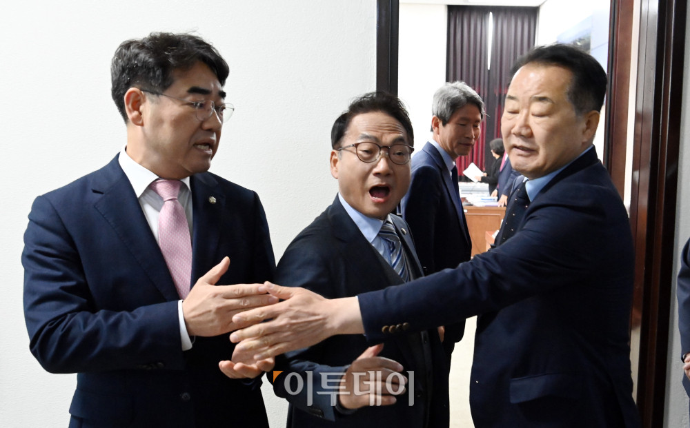 ▲5일 서울 여의도 국회에서 열린 정보위원회 전체회의에 앞서 이성권(왼쪽부터) 국민의힘 간사와 박선원 더불어민주당 간사가 전날 열린 국정원 국감 브리핑 내용과 관련해 설전을 벌이자 신성범 위원장이 양간사를 만류하며 회의실 입장을 권하고 있다. 고이란 기자 photoeran@