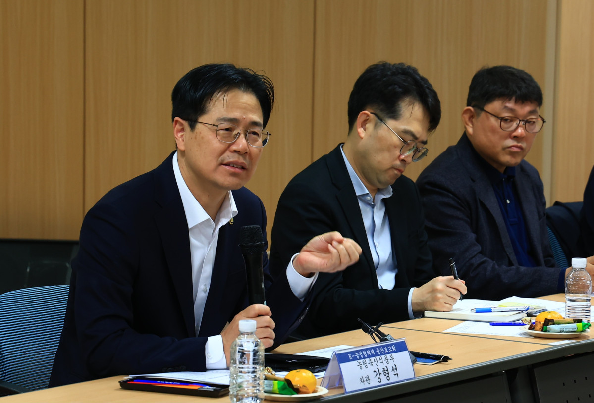 ▲강형석 농림축산식품부 차관이 5일 NH농협 세종통합센터에서 열린 '함께 만드는 K-농정 협의체' 중간보고회를 열고 모두발언을 하고 있다. (사진제공=농림축산식품부)