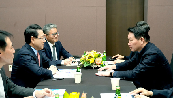 ▲김영록 전라남도지사가 3일 서울 코엑스 오픈미팅룸에서 SK 최태원회장과 면담을 갖고 '오픈AI AI데이터센터' 등과 관련해 SK 그룹 투자협의를 하고 있다. (사진제공=전남도)