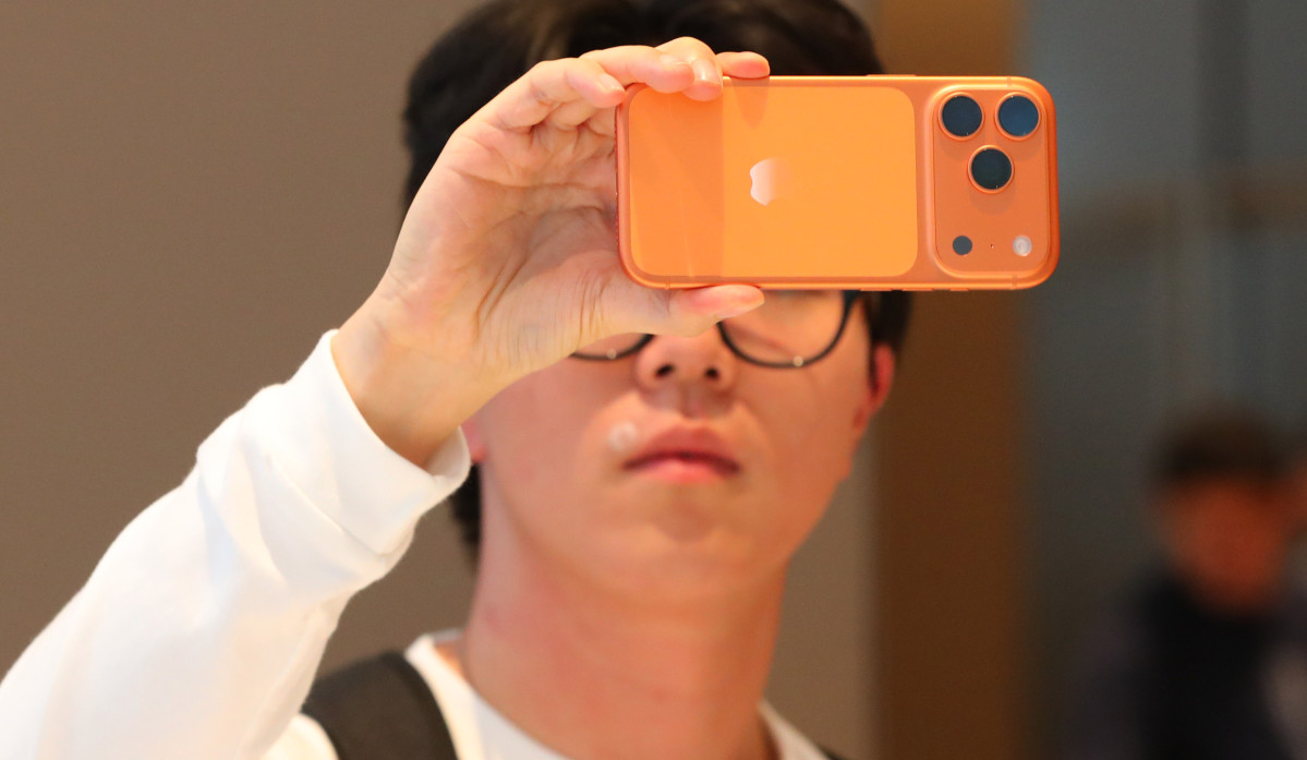 ▲9월 19일 서울 중구 명동 애플스토어에서 고객들이 애플 신제품 아이폰17 시리즈를 살펴보고 있다. (뉴시스)