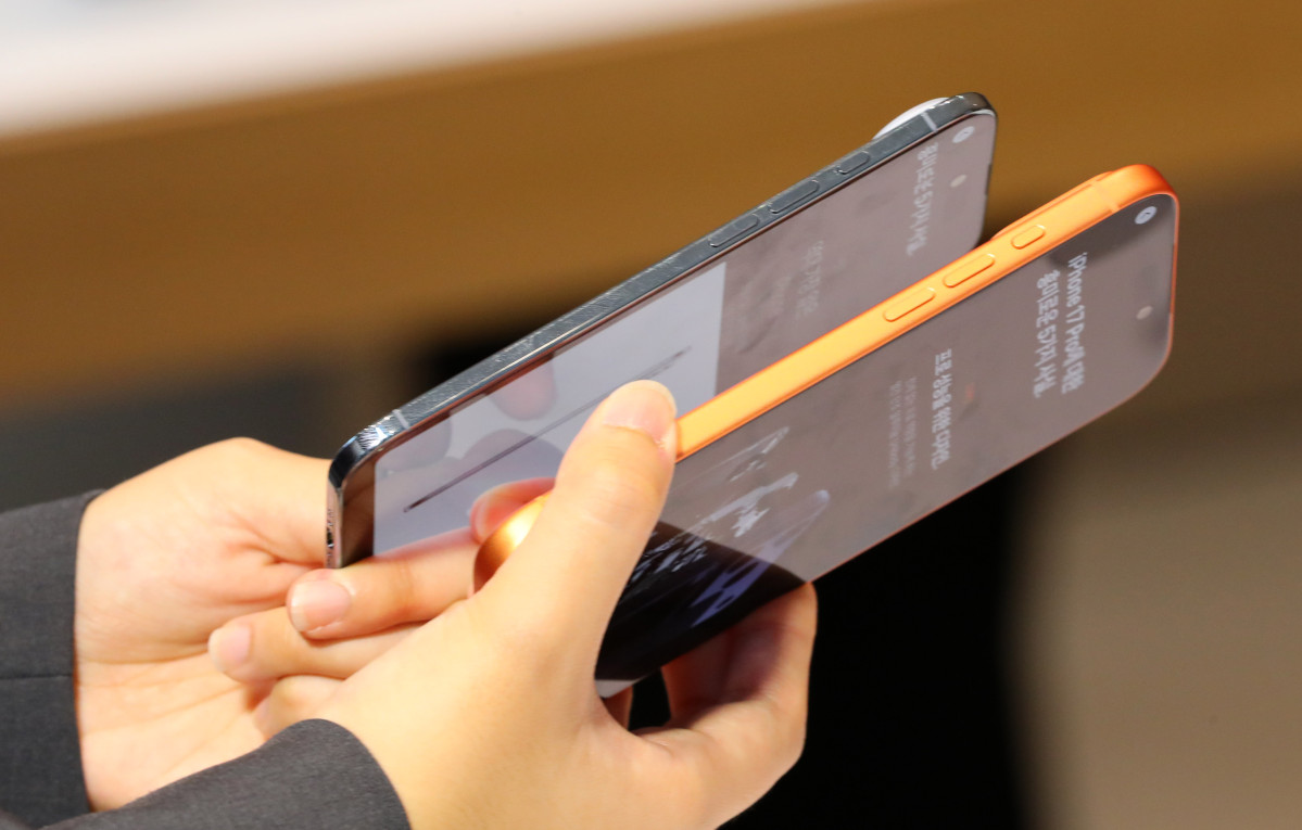 ▲9월 19일 서울 중구 명동 애플스토어에서 고객들이 애플 신제품 아이폰 에어 제품을 살펴보고 있다. (뉴시스)