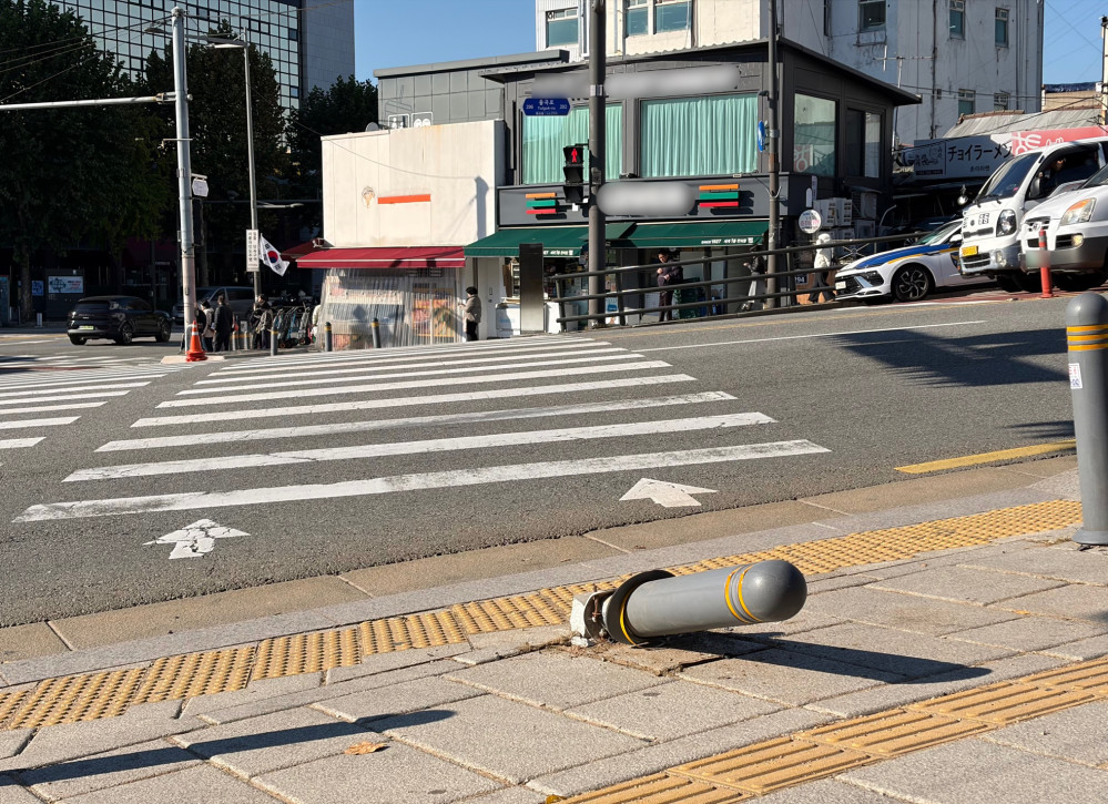 ▲음주운전 차량이 인도로 돌진해 일본인 모녀 중 어머니가 숨진 가운데 3일 서울 종로구 동대문역 사거리의 차도와 인도 사이에 세워진 볼라드가 충격으로 휘어져 있다.  (연합뉴스)