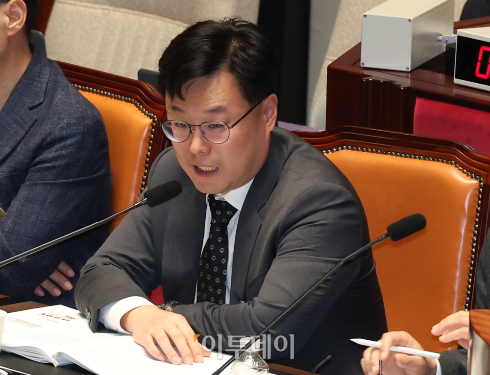 ▲5일 서울 여의도 국회 예산결산특별위원회에서 열린 2026년도 예산안 및 기금운용계획안에 대한 공청회에서 이태석 KDI 선임연구위원이 발언하고 있다. 고이란 기자 photoeran@