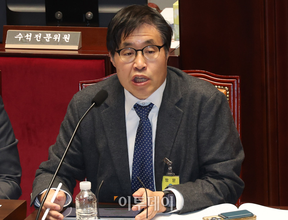 ▲5일 서울 여의도 국회 예산결산특별위원회에서 열린 2026년도 예산안 및 기금운용계획안에 대한 공청회에서 우석진 명지대 경상통계학부 교수가 발언하고 있다. 고이란 기자 photoeran@