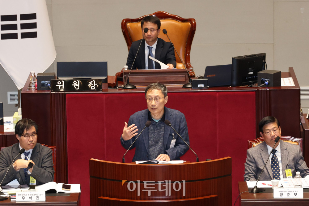 ▲5일 서울 여의도 국회 예산결산특별위원회에서 열린 2026년도 예산안 및 기금운용계획안에 대한 공청회에서 조영철 한신대 경제금융학 외래교수가 발언하고 있다. 고이란 기자 photoeran@