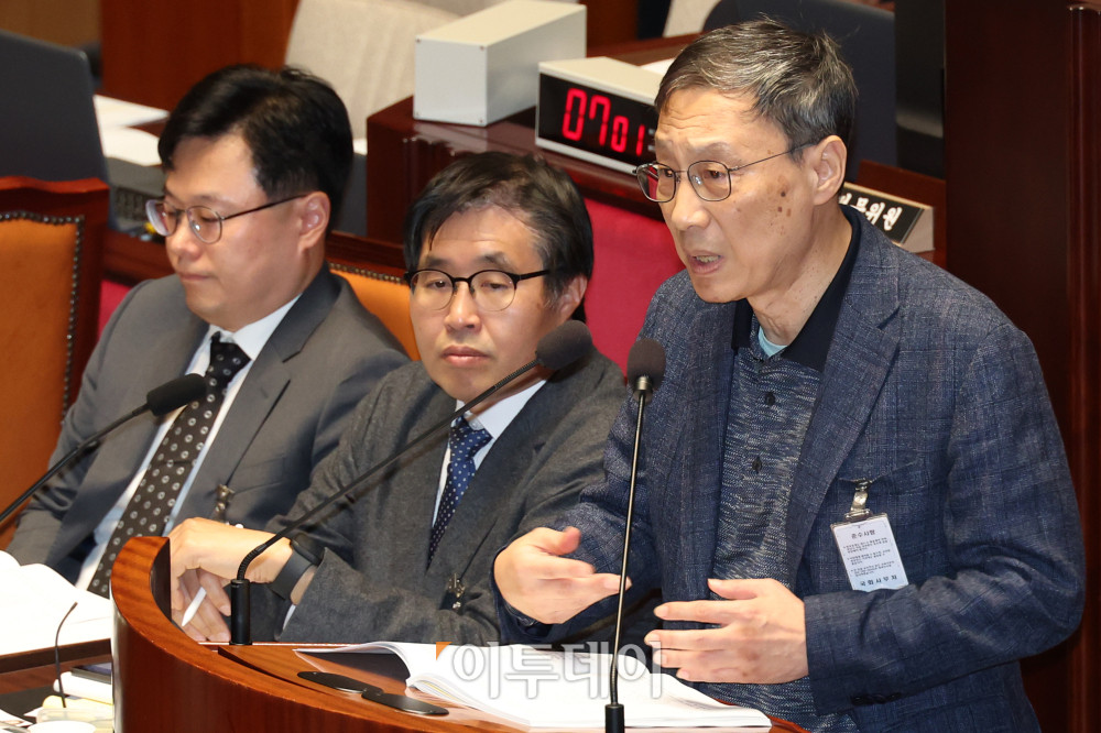 ▲5일 서울 여의도 국회 예산결산특별위원회에서 열린 2026년도 예산안 및 기금운용계획안에 대한 공청회에서 조영철 한신대 경제금융학 외래교수가 발언하고 있다. 고이란 기자 photoeran@