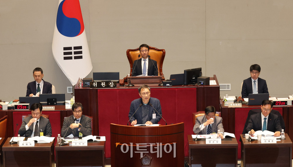 ▲5일 서울 여의도 국회 예산결산특별위원회에서 열린 2026년도 예산안 및 기금운용계획안에 대한 공청회에서 조영철 한신대 경제금융학 외래교수가 발언하고 있다. 고이란 기자 photoeran@