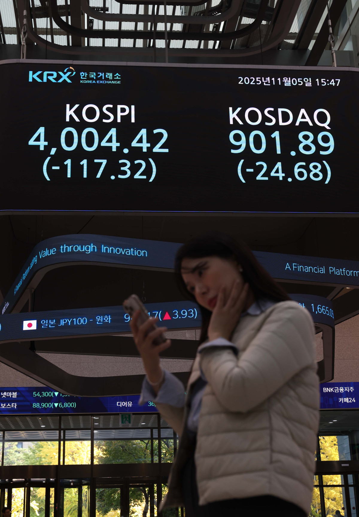 ▲5일 오전 한때 전장보다 6%넘게 급락하며 사이드카가 발동된 코스피가 하락폭을 만회하며 4000선을 회복했다. 이날 코스피는 전장보다 117.32포인트(2.85%) 내린 4004.42에, 코스닥은 24.68포인트(2.66%) 하락한 901.89에 장을 마감했다. 서울 여의도 한국거래소 전광판에 코스피 종가가 표시되고 있다. 신태현 기자 holjjak@