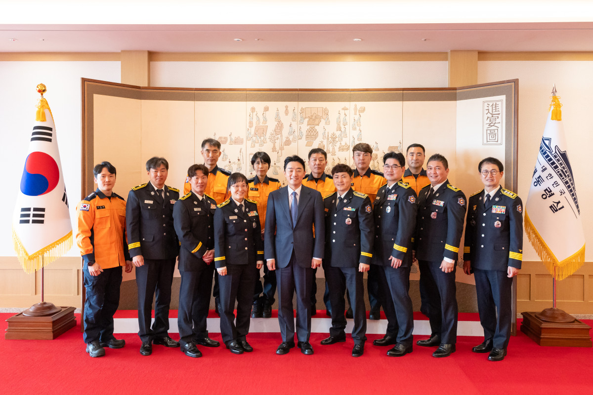 ▲강훈식 비서실장이 5일 서울 용산 대통령실 청사에서 열린 소방공무원 격려 오찬에서 기념촬영을 하고 있다. (사진=대통령실 제공) 2025.11.05. (뉴시스)