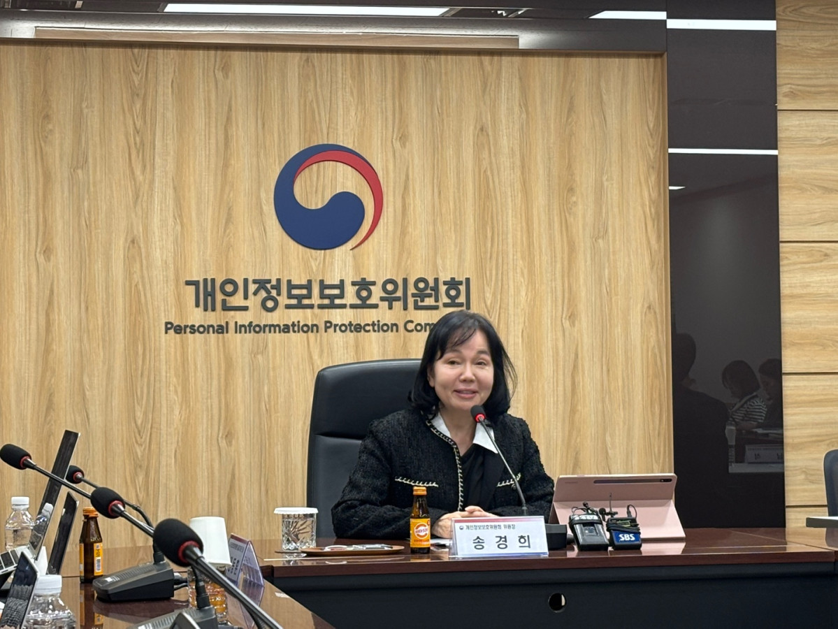 ▲ 송경희 개인정보보호위원회 위원장이 11월 5일 오후 서울 종로구 정부서울청사에서 개최된 '출입기자단 정례브리핑'에서 인사말을 하고 있다. (김나리 기자)