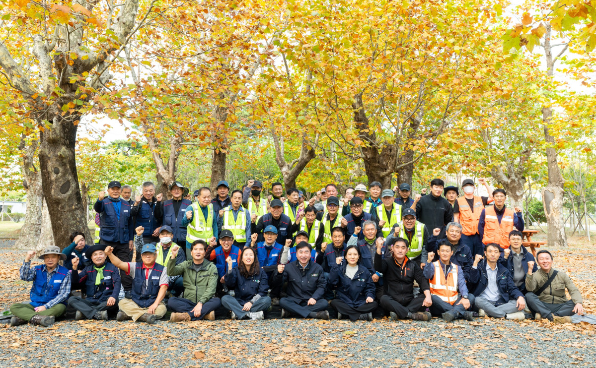 ▲부산진구청장과 현장관리원들이 도시락데이를 마치고 기념사진을 찍고 있다. (사진제공=부산진구청)