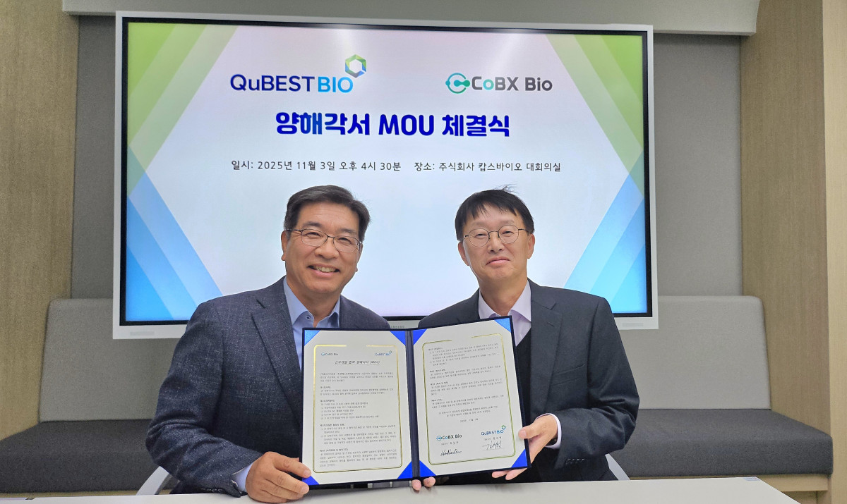 ▲김남두 캅스바이오 대표(오른쪽)와 김수헌 큐베스트바이오 대표가 신약개발 전주기 협력을 위한 MOU 체결 후 기념촬영을 하고 있다. (사진제공=캅스바이오)