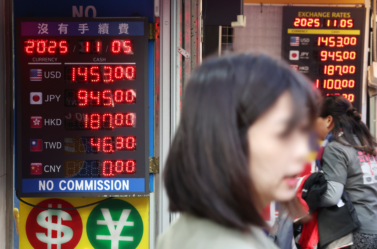 ▲5일 원·달러 환율이 인공지능(AI) 밸류에이션에 대한 글로벌 시장의 불안 확산으로 장중 1450원을 찍었다. 이날 서울 명동 환전소에 환율이 표시돼 있다. 연합뉴스