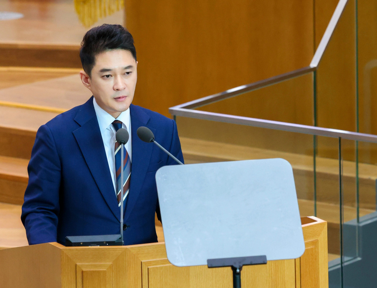 ▲전석훈 경기도의회 의원이 5일 본회의에서 정부의 AI 산업 예산과 경기도의 정책 방향에 대해 연설하고 있다. (경기도의회)