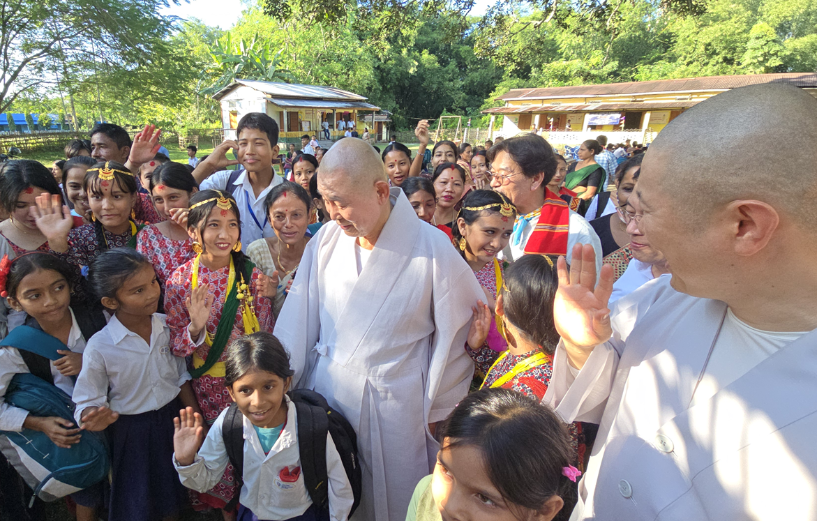 ▲인도 동북부 아삼주 미스미아띠 초등학교 운동장에서 아이들이 모여있다.  (사진제공=국제종교연합 )