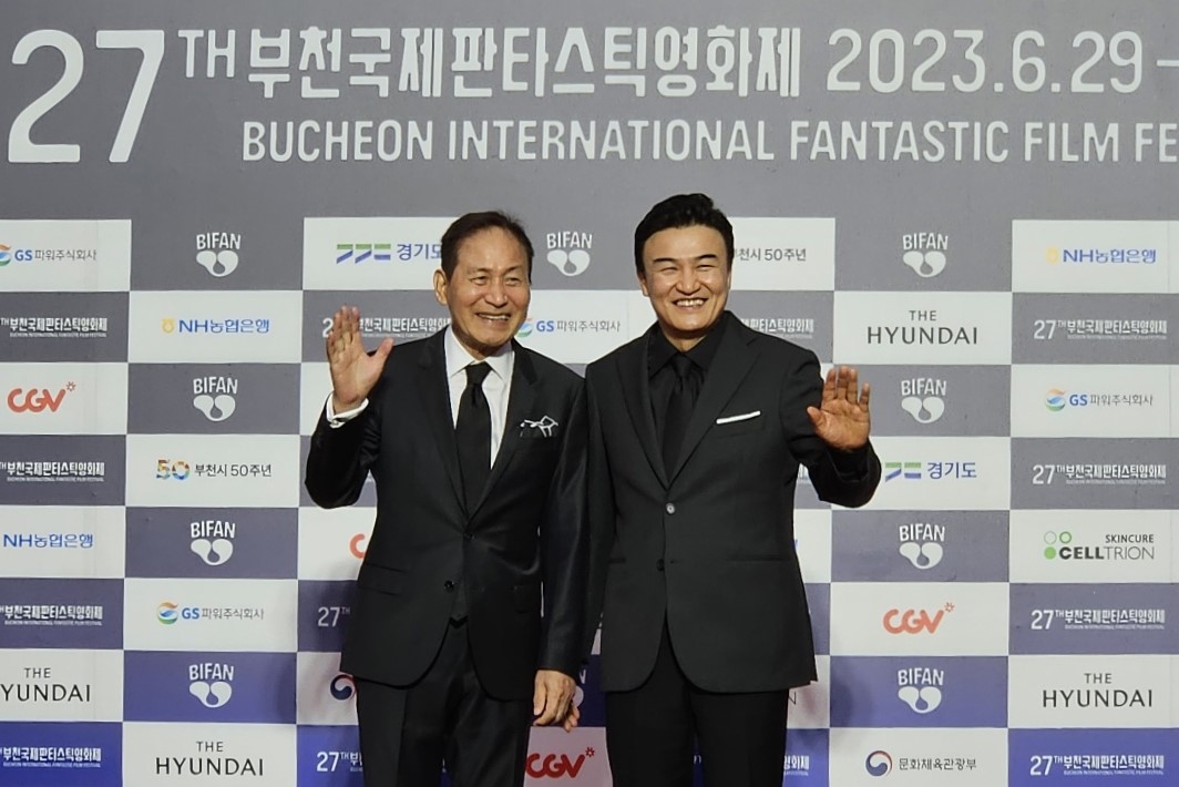 ▲2023년 '제27회 부천국제판타스틱영화제(BIFAN)' 개막식 레드카펫 행사에 참석한 배우 안성기(왼), 박중훈. (뉴시스)